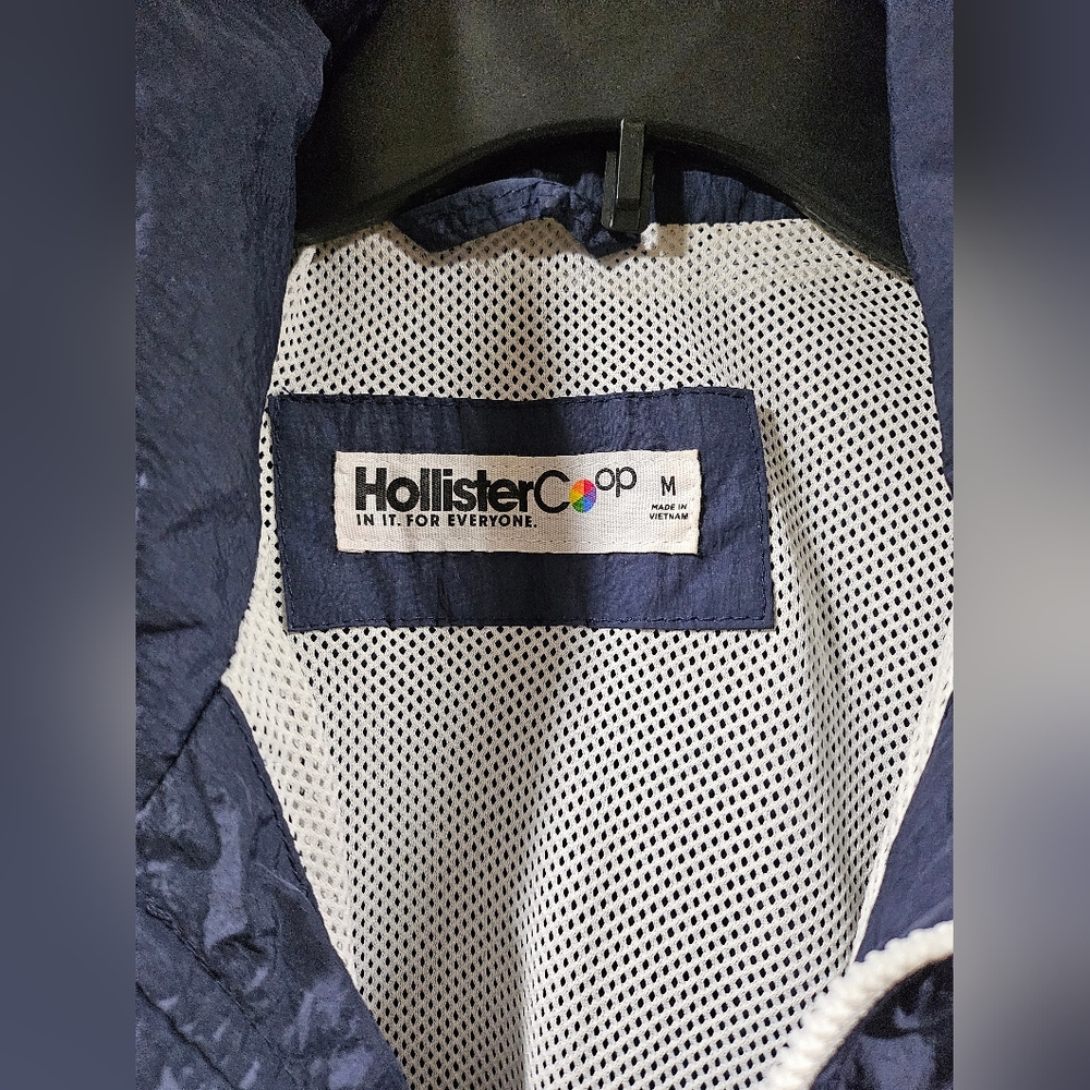 Hollister Lightweight Windbreaker for Womens - Picture 2 of 5